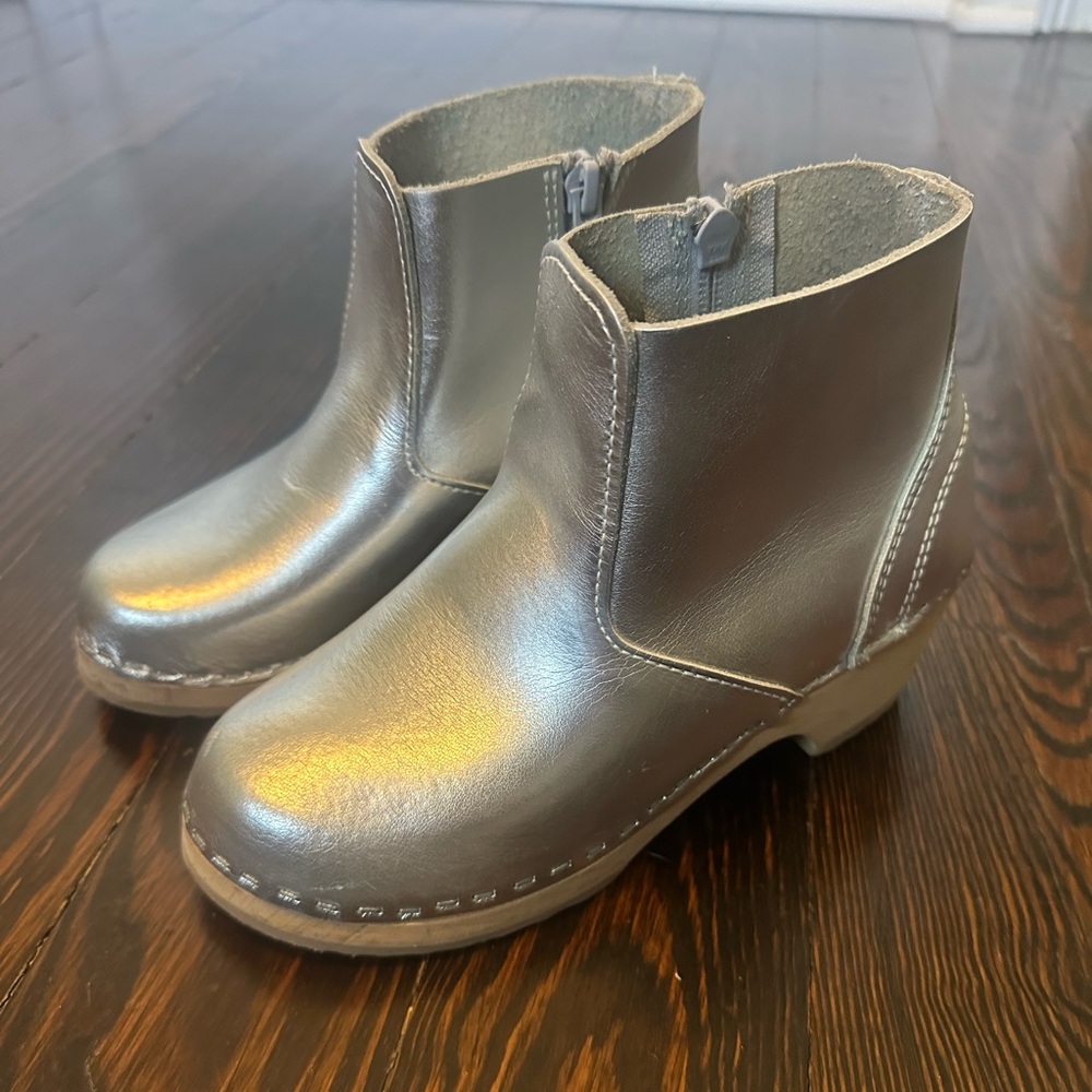 Hanna Andersson silver clog boots - kids